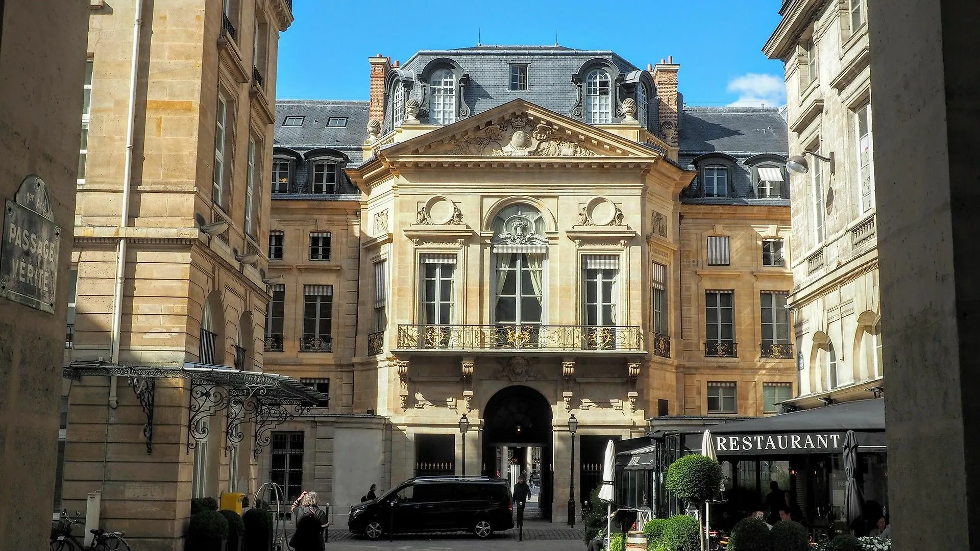 Louvre Parisian Chicsuites * Paris